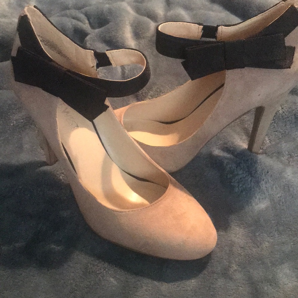 Nine west suede pumps    Cream w/black bow strap